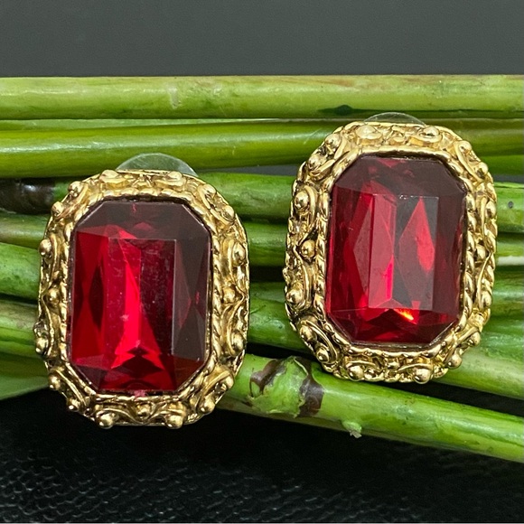 Unsigned Vintage Red Cushion Cut Red Rhinestone Ornate Gold-tone Earrings 15.7g - Picture 1 of 12